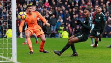 Ман Сити изпусна Бърнли, Стърлинг с пропуска на сезона