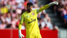 Артилеристите са много близо до вратаря на Пчеличките