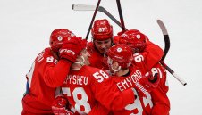 Русия започна успешно защитата на титлата си