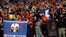 Факла удари дете на мач в Кипър