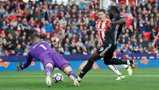 "Черната котка" Стоук спря перфектния Юнайтед