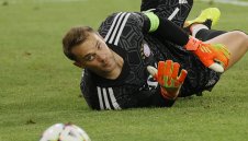 Нойер с 3 операции на лицето за рак на кожата