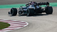 Люис бе без конкуренция и грабна полпозицията в Катар