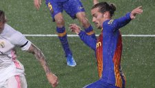 Гризи пак флиртува с... пейката