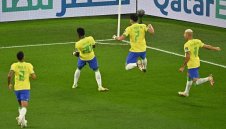 Бразилска самба! Селесао се позабавлява с азиатските тигри и крачи към шестата