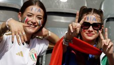 Грозната Италия е аут: Поне жените им стават за нещо... + СНИМКА