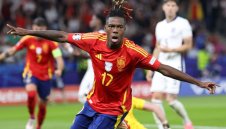 Звезда на Испания заби мистериозна брюнетка + СНИМКИ