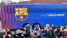 Празна каса: Меси и компания пътуват с автобус