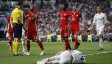 Страшен скандал! Трио на Байерн нападнало съдията, полицията предотвратила линч