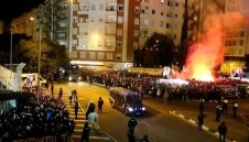 Ужас в Испания! Фенове на Валенсия атакуваха звездите на Барса + СНИМКИ