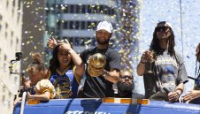 Хиляди отпразнуваха титлата на Голдън Стейт по улиците на Сан Франциско