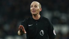 И Гари Невил се шокира от рефера Майк Дийн