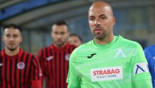 Ники Михайлов засенчи баща си по дузпи в първенството