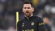 Роналдо го чака: Арабите посрещнаха Меси с бели рози + СНИМКА