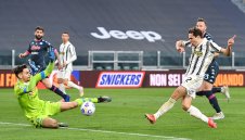 Юве приема Наполи в битка за Топ 4