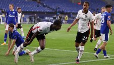 Милан се огледа в защитник на Айнтрахт 