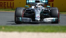 Люис полетя към полпозишъна в Мелбърн