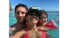 Лео Меси се припича с жена си в Маями