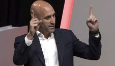 Целувката на Рубиалес развалила празненствата в Испания