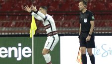 Роналдо ревна: Съдиите ощетиха цяла Португалия!