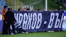 Невиждан екшън на „Герена“! Фенове превзеха врата заради Сираков, мачът се забави + СНИМКИ