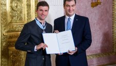 Истински баварец: Връчиха на Томас Мюлер орден за заслуги + СНИМКИ