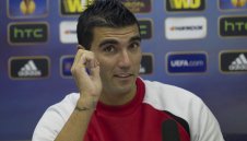 Хосе Антонио Рейес остава в Севиля