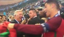 Като баща и син: Фърги изненада Роналдо след награждаването + ВИДЕО