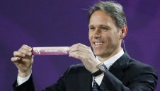 Ван Бастен: Хората ще сменят канала и няма да гледат отбори, които се защитават с десет души