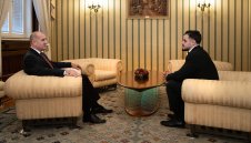 Остава ли в България? Президентът Радев се срещна с Карлос Насар