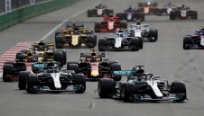 Пак драма! Хамилтън обаче оцеля и триумфира в Баку