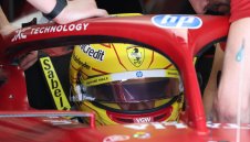 Люис окуражен, вече разбира колата на Ферари