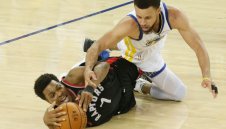 Фен на Уориърс удари гард на Раптърс