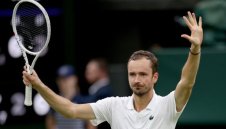 Руснакът Медведев яде бой в Китай