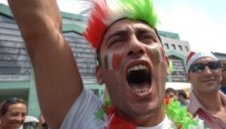 Лудостта в Италия ескалира, раздват некролози на Франция