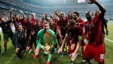 Не е смешно: Фен контузил Адриан, Ливърпул остава без вратар