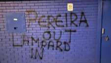 Феновете на Евертън на протест, не искат португалец