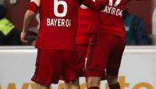 Капитанът на Леверкузен спира с футбола