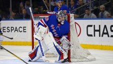 Невероятен Сашо Георгиев отрази 43 удара в НХЛ