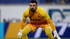 И "храбрият сокол" Милан е "висящ" в Левски