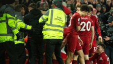 Нахлулият на терена фен на Ливърпул ще получи доживотна забрана