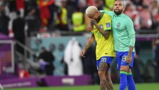 Дани Алвеш остава в затвора