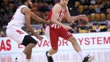 Везенков титуляр, но Олимпиакос отново загуби