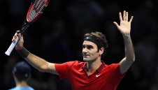 Федерер стартира в Лондон с победа над Раонич