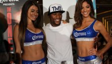 Чичко паричко: Флойд си отваря собствен стриптийз бар