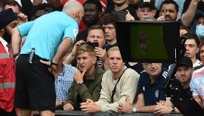 Хауърд Уеб свика среща на съдиите, ще им дърпа ушите