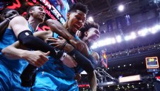 Чудо в НБА! Шарлът бие с кош от над 14 метра