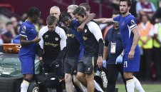 Оперираха коляното на халф на Челси