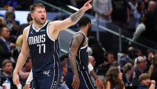 Разгром! Далас нашамари Бостън и взе първа победа в серията 