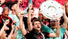 Байерн празнува титлата с парад и мач на жените